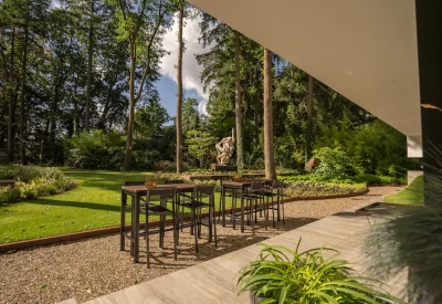 exclusieve tuin met kunst