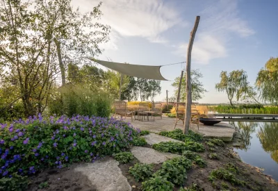 landelijke tuin met zwemvijver